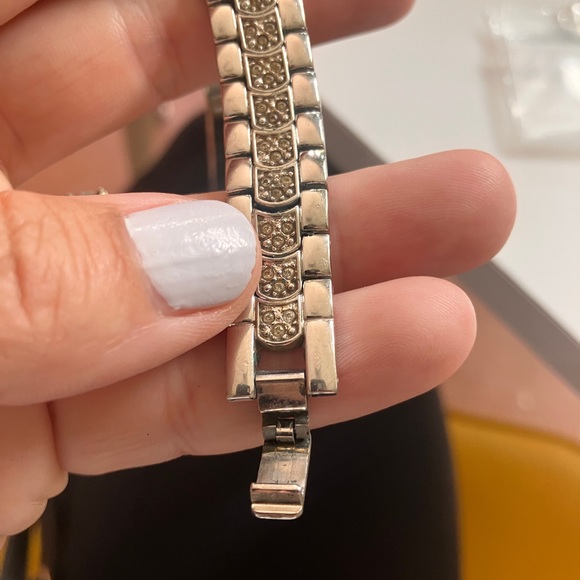 Women’s Bulova Diamond watch with Mother of Pearl dial - Picture 3 of 8